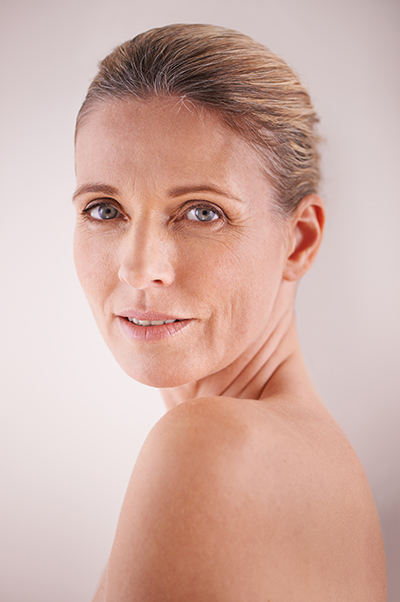 beauty_photoshoot_-serum_mature_skin Mature woman with radiant skin posing naturally, representing ORY Skincare’s anti-aging botanical serum for mature skin.